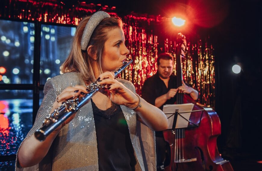 Ewelina Serafin gra na flecie. W tle mężczyzna gra na kontrabasie