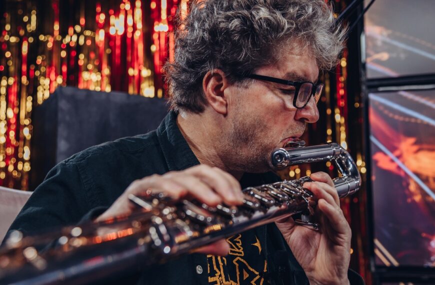 Leszek "Hefi" Wiśniowski gra na flecie