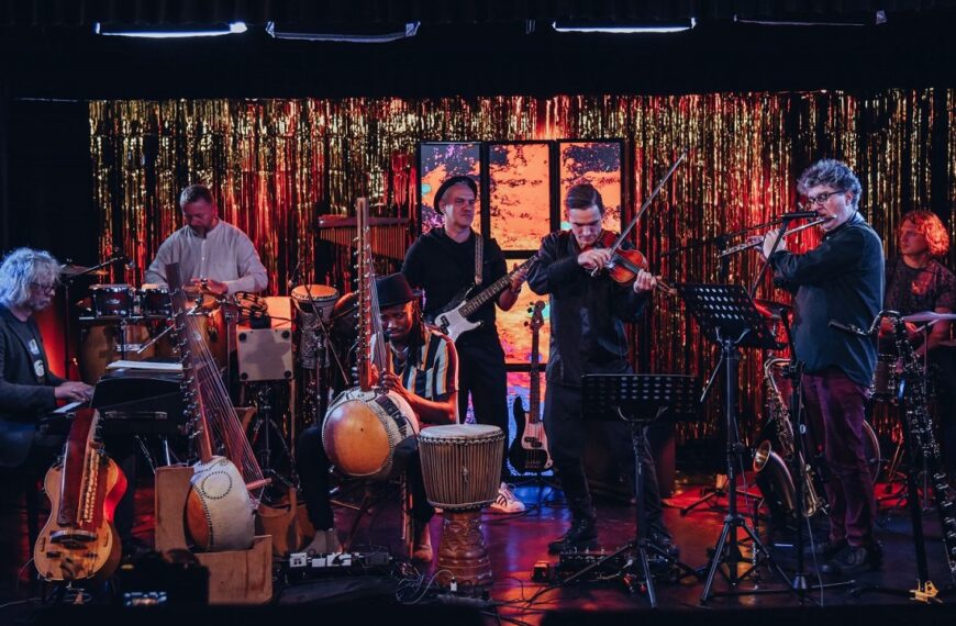 Na scenie sześcioro muzyków z zespołu trifonidis roots septet gra na różnych instrumentach