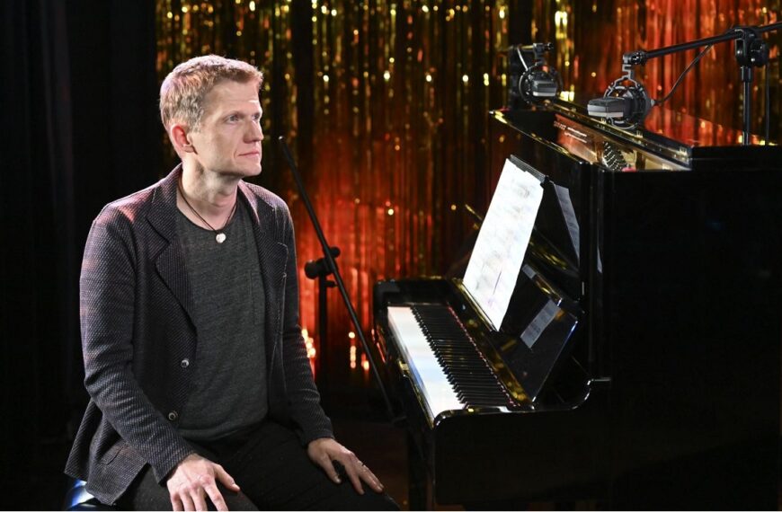 Mężczyzna siedzi przy fortepianie