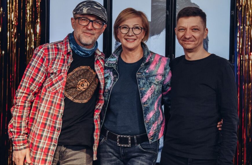 Na tle ekranów stoją mężczyźni z zespołu Automatik i kobieta