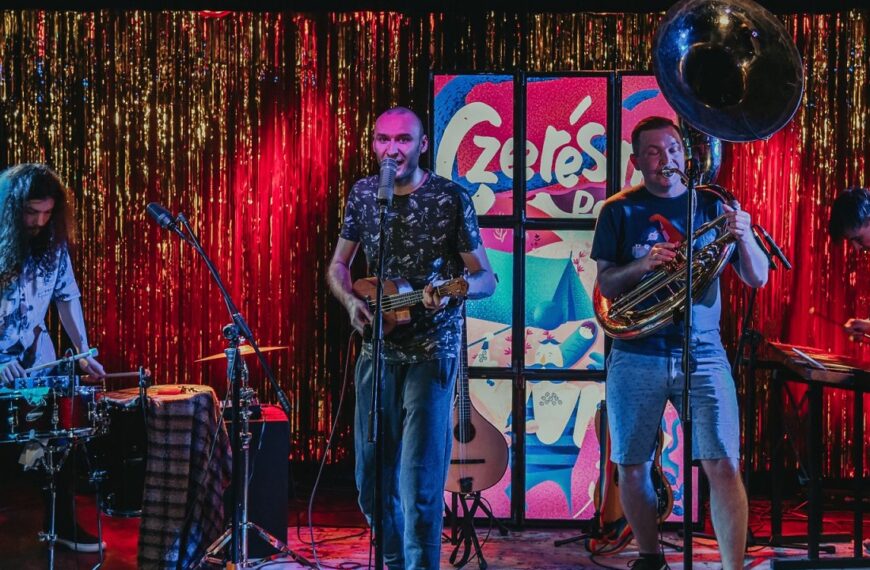 Na scenie zespół Czereśnie czterech muzyków gra koncert