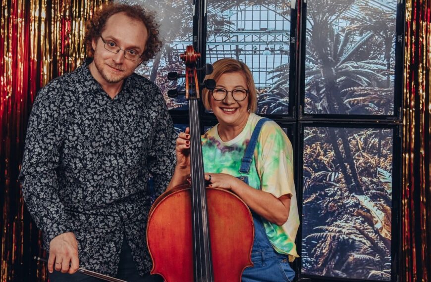 Kobieta i Jakub Gucik pozują uśmiechnięci do zdjęcia. Kobieta trzyma wionczelę.