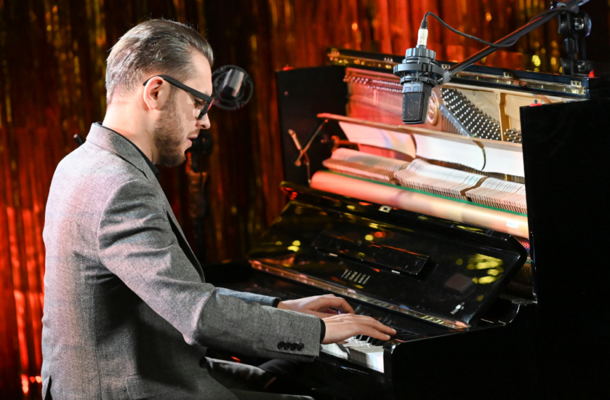 Paweł Kaczmarczyk gra na pianinie