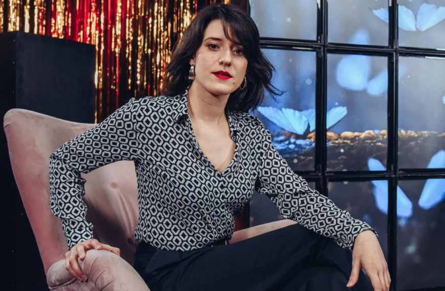 Natalia Orkisz siedzi na różowym fotelu