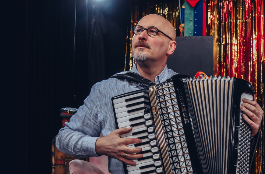 Paweł Pawlik gra na akordeonie