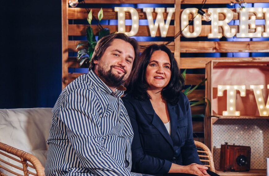 Katarzyna Freiwald i Karol Kusz pozują uśmiechnięci do zdjęcia