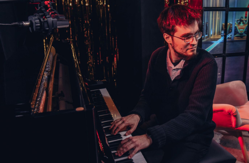 Kuba Płużek grający na pianinie.