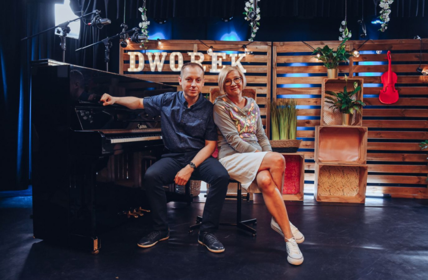 Kobieta i Dominik Wania siedzą przy pianinie