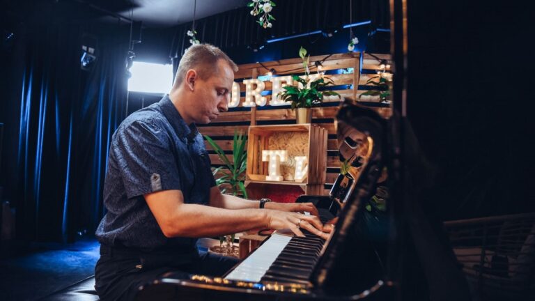 Dominik Wania gra na pianinie