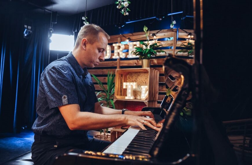 Dominik Wania gra na pianinie