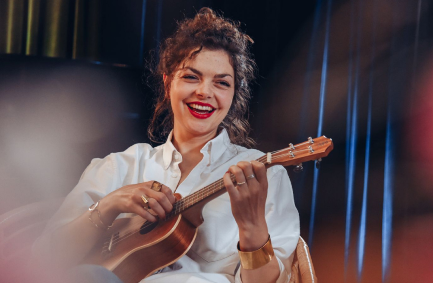 Uśmiechnięta Natalia Kwiatkowska gra na ukulele