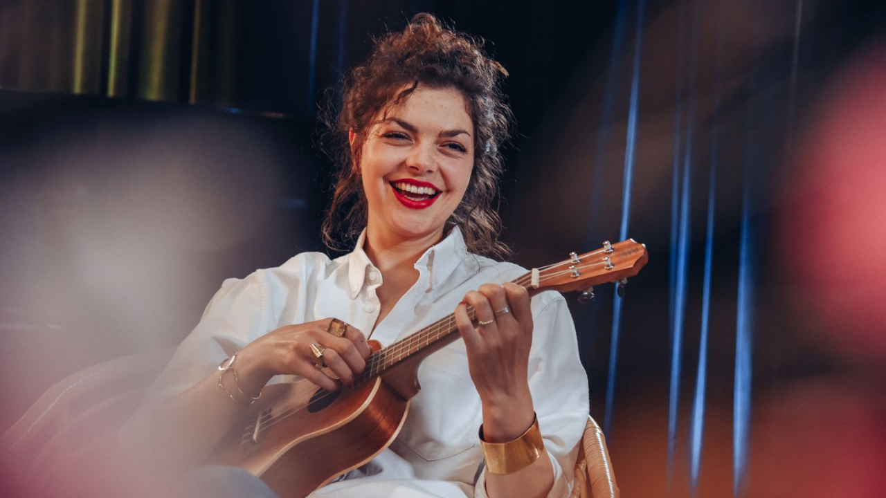 Uśmiechnięta Natalia Kwiatkowska gra na ukulele