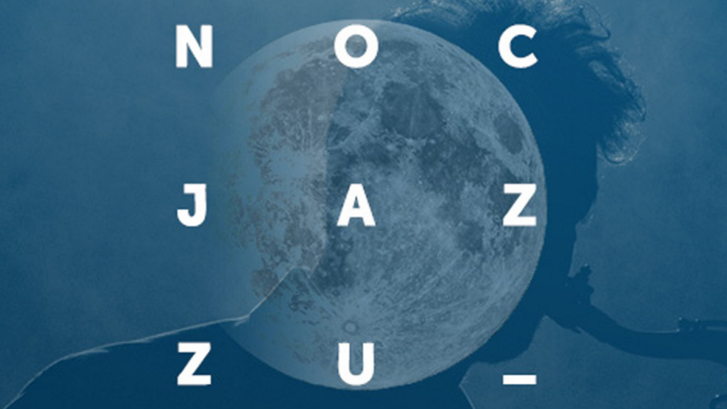 Biały napis Noc Jazzu na niebieskim tle