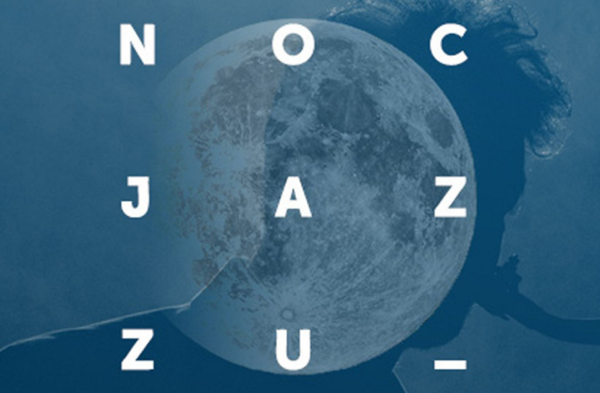 Biały napis Noc Jazzu na niebieskim tle