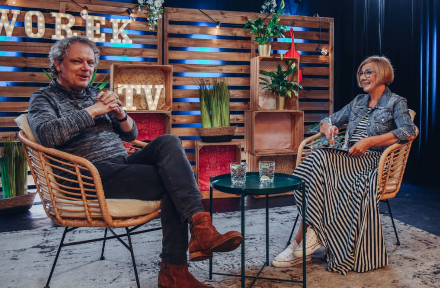 Kobieta i Jacek Korohoda siedzą na planie w studio, rozmawiająJacek Korohoda