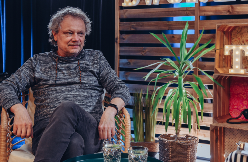 Jacek Korohoda siedzi na krześle podczas wywiadu w DworekTV.