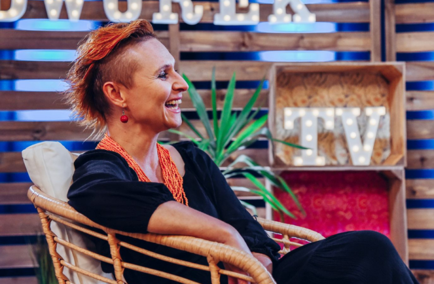 Zośka Papużanka - Profil uśmiechniętej kobiety na tle scenografii