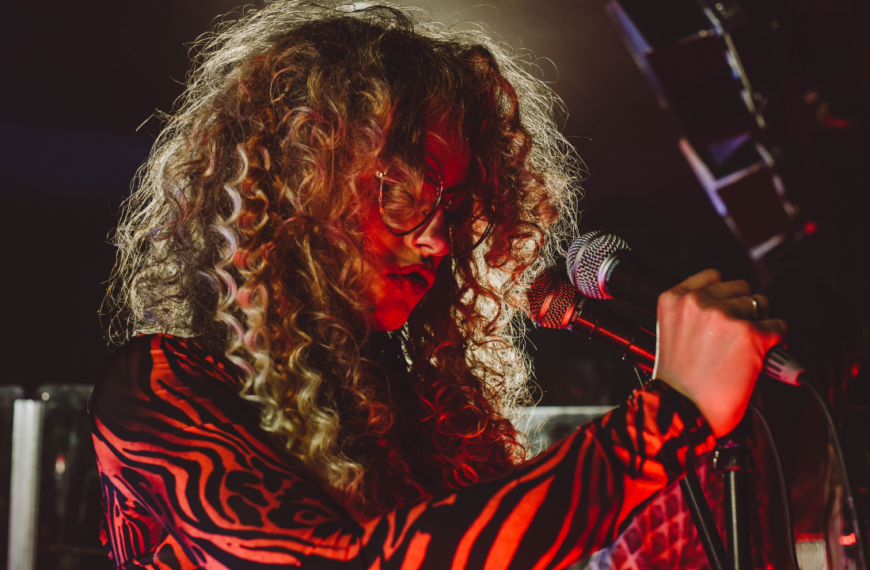 Zdjęcie wokalistki zespołu Tantfreaky. Koncert jest produkcją DworekTV. Karolina Lipska