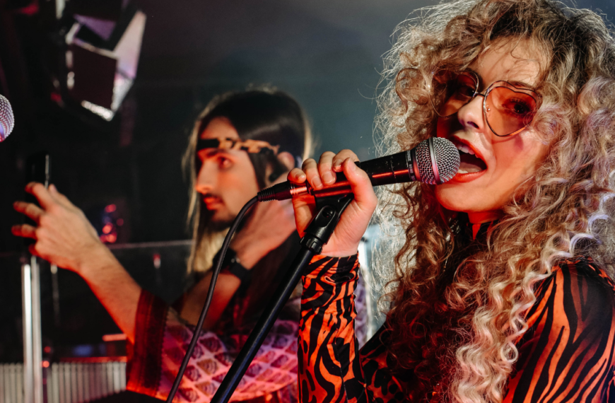 GALERIA Tantfreaky. Kobieta śpiewa do mikrofonu