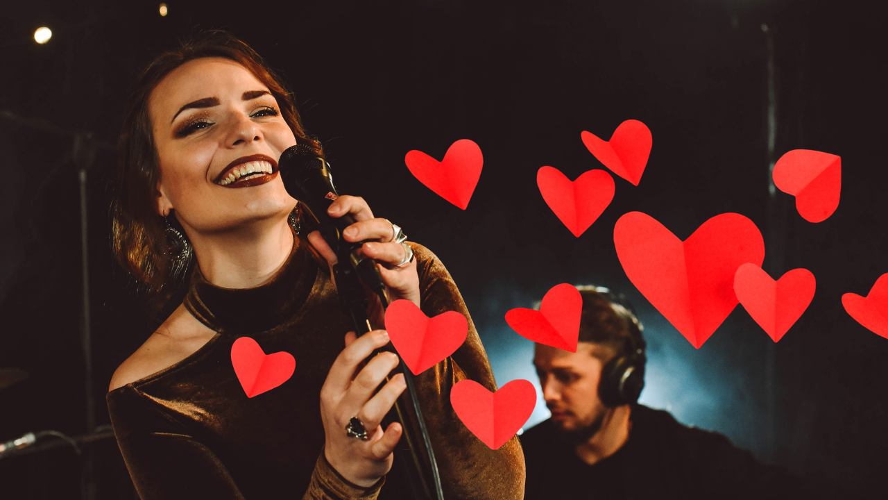 Koncert Hot Tamales z okazji Walentynek, wokalistka śpiewa do mikrofonu.