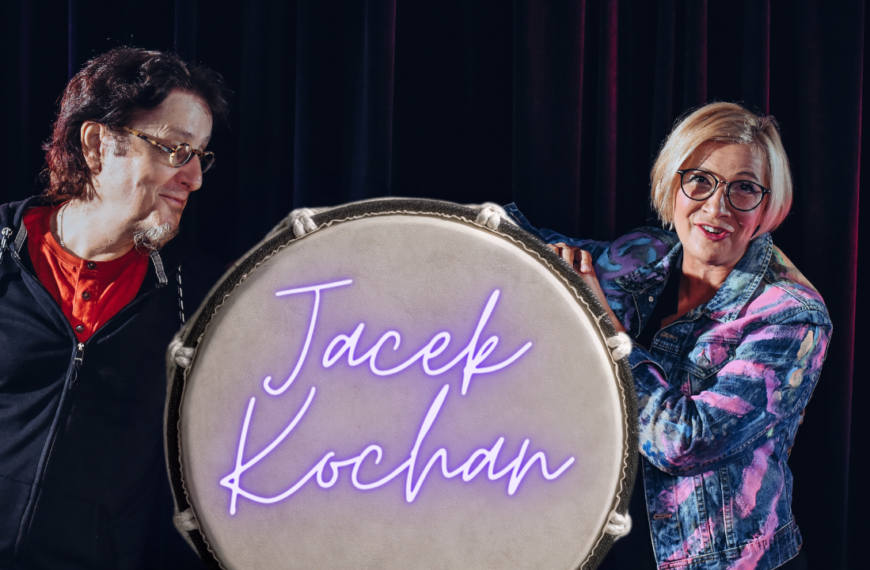 Jacek Kochan z Renatą Głowacką koło bębna w Dworek TV