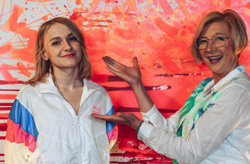 Kaśka Sochacka obok Renaty Głowackiej w studiu Dworek TV