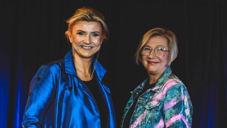 Kasia Nowicka Novika i Renata Głowacka stoją obok siębie uśmiechnięte w studiu Dworek TV.