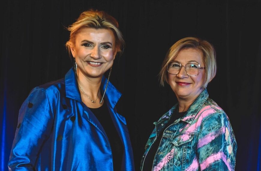 Kasia Nowicka Novika i Renata Głowacka stoją obok siębie uśmiechnięte w studiu Dworek TV.