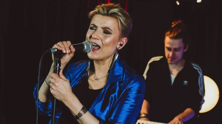 Novika śpiewa do mikrofonu podczas koncertu w Dworek TV