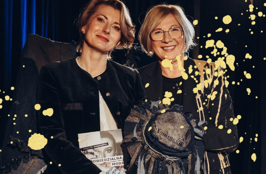 Katarzyna Zajaczkowska i Renata Głowacka pozują do zdjęcia obok siebie w studiu Dworek TV.