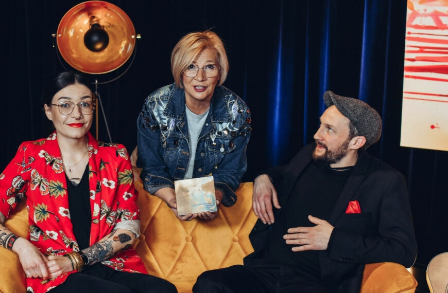 Madame Jean Pierre czyli Joanna Markowska i Maciej Muszyński z w śrdoku stojącą Renatą Głowacką pozują do zdjęcia w Dworek TV.