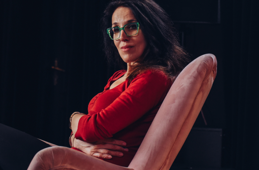 Katarzyna Kubisiowska siedzi na fotelu w studiu DWOREK TV