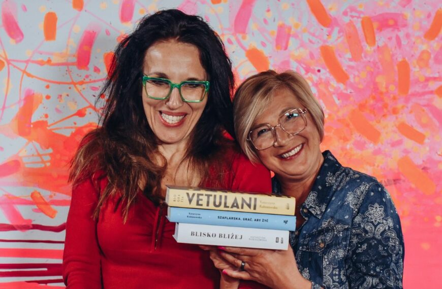 Katarzyna Kubisiowska i Renata Głowacka pozują razem do zdjęcia w Dworek TV