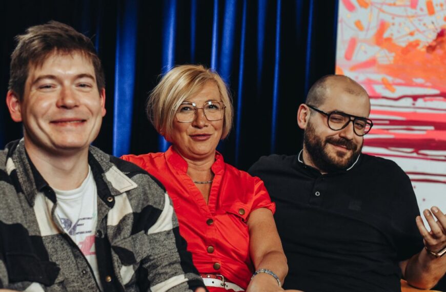 Sekcjamuzycznakołłątajowskiejkuźniprawdziwychmężczyzn wskładziealeksanderczerkawkiimateuszmatełkosiedzą razm z renataglowacka w studiu dworektv