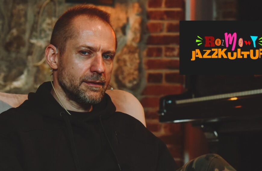 Dominik Strycharski pozuje do zdjęcia podczas nagrania Rozmowy JazzkulTury w Dworek TV