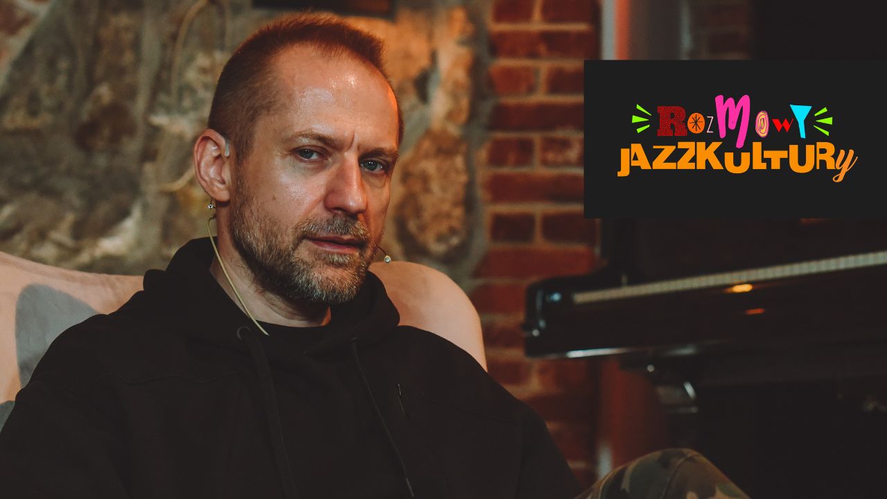 Dominik Strycharski pozuje do zdjęcia podczas nagrania Rozmowy JazzkulTury w Dworek TV