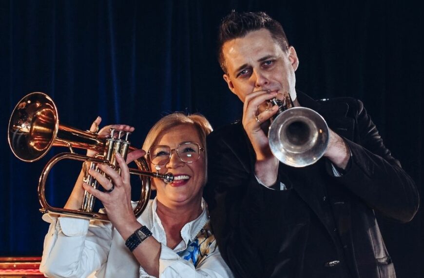 Przemek Sokół i Renata Głowacka pozują do zdjęcia grając na trąbkach w Dworek TV.