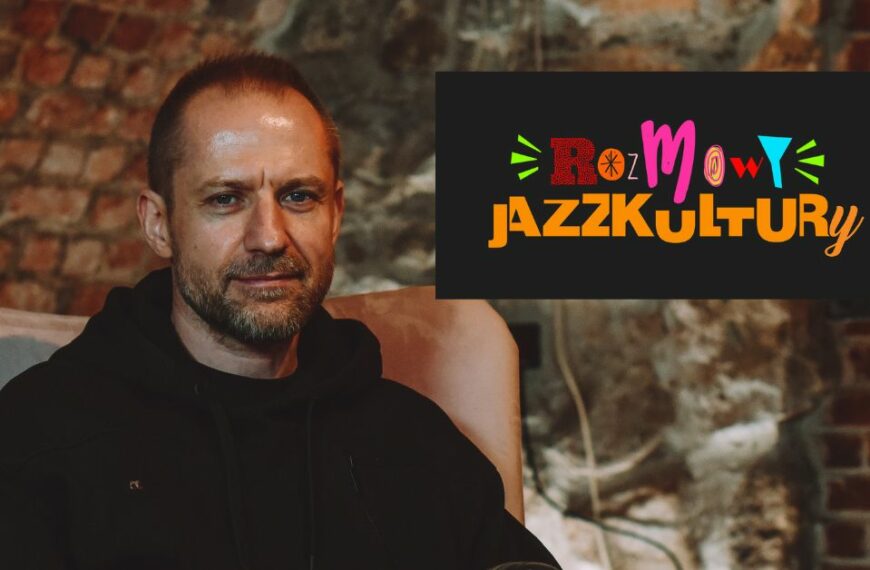 DominikStrycharski w studiu Dworek TV podczas nagrania wywiadu Rozmowy Jazzkultury