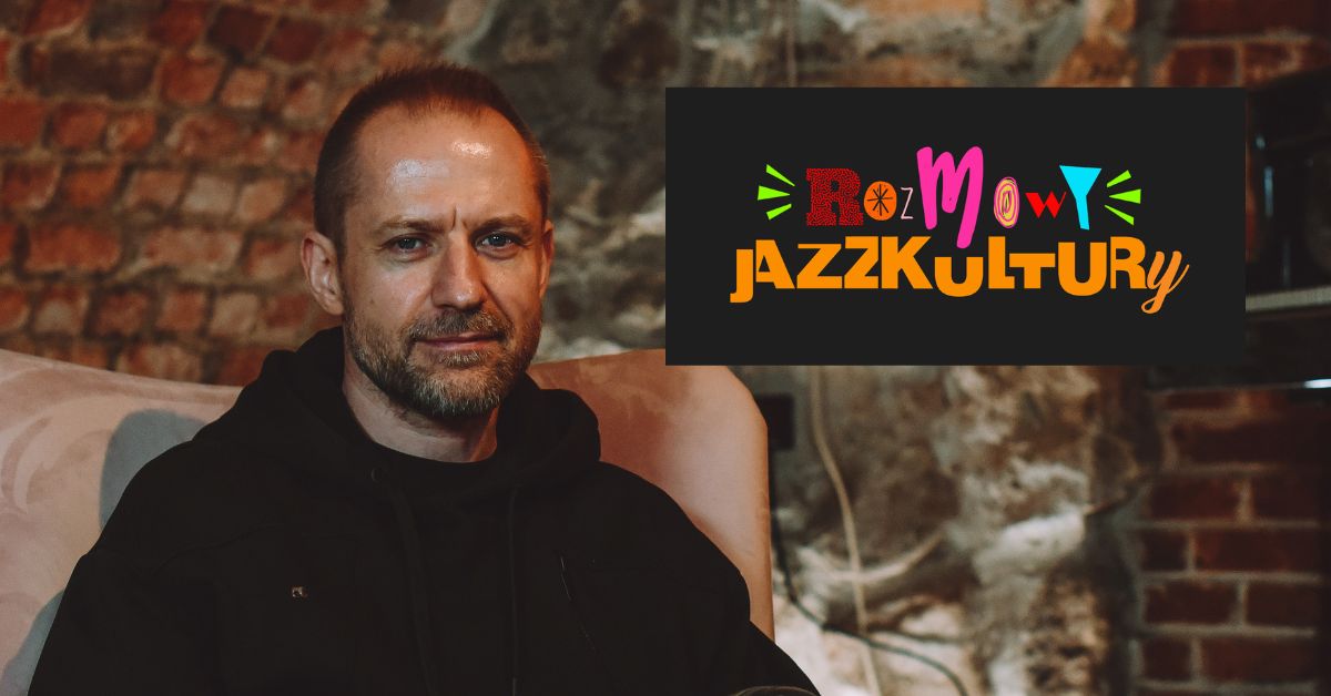 DominikStrycharski w studiu Dworek TV podczas nagrania wywiadu Rozmowy Jazzkultury