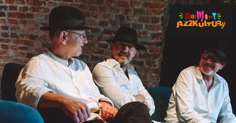 Kroke czyli Tomasz Kukurba, Jerzy Bawoł i Tomasz Lato siedzą na kanapie w studiu DWOREK TV.