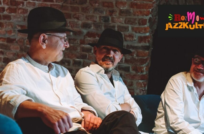 Kroke czyli Tomasz Kukurba, Jerzy Bawoł i Tomasz Lato siedzą na kanapie w studiu DWOREK TV.