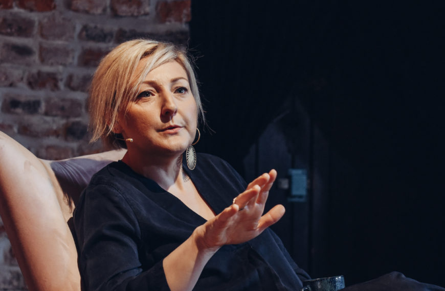Anna Gadt siedzi na fotelu podczas wywiadu w studiu Dworek TV