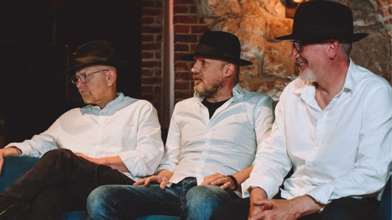 Zespół Kroke siedzi na kanapie (Tomasz KuKurba, Jerzy Bawoł i Tomasz Lato)w dworek TV