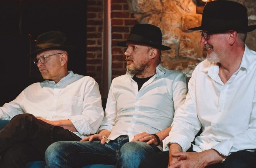 Zespół Kroke siedzi na kanapie (Tomasz KuKurba, Jerzy Bawoł i Tomasz Lato)w dworek TV