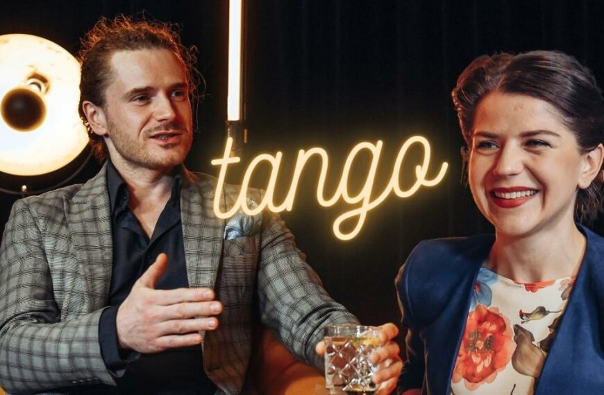 Agnieszka Stach i Tymoteusz Ley siedzą na kanapie w Dworek TV.