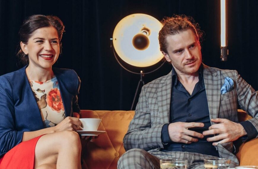 Agnieszka Stach i Tymoteusz Ley siedzą na kanapiew Dworek TV.