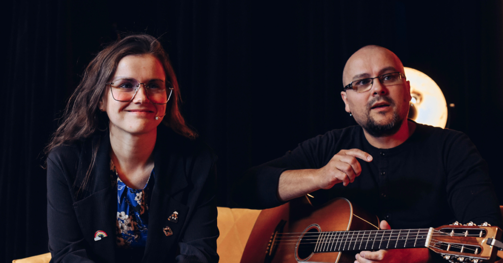 Werusha - Weronika Kowalska i Maciek Salus siedzą na kanapie w studiu Dworek TV.