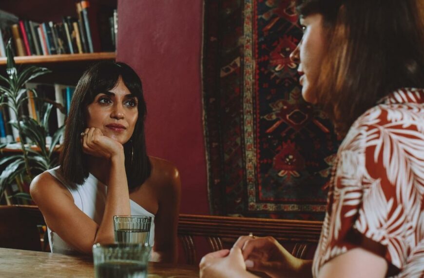 Liraz siedzi przy stole a obok niej lekko tyłe, Ula Nowak podczas programu Rozmowy Jazzkultury w produkcji Dworek TV.