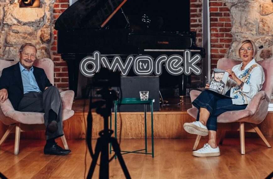 Janusz Onyszkiewicz i Renata Głowacka siedzą na fotelach w studiu Dworek TV.